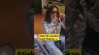 Atiek CB pakai lipstik kayak Bagong