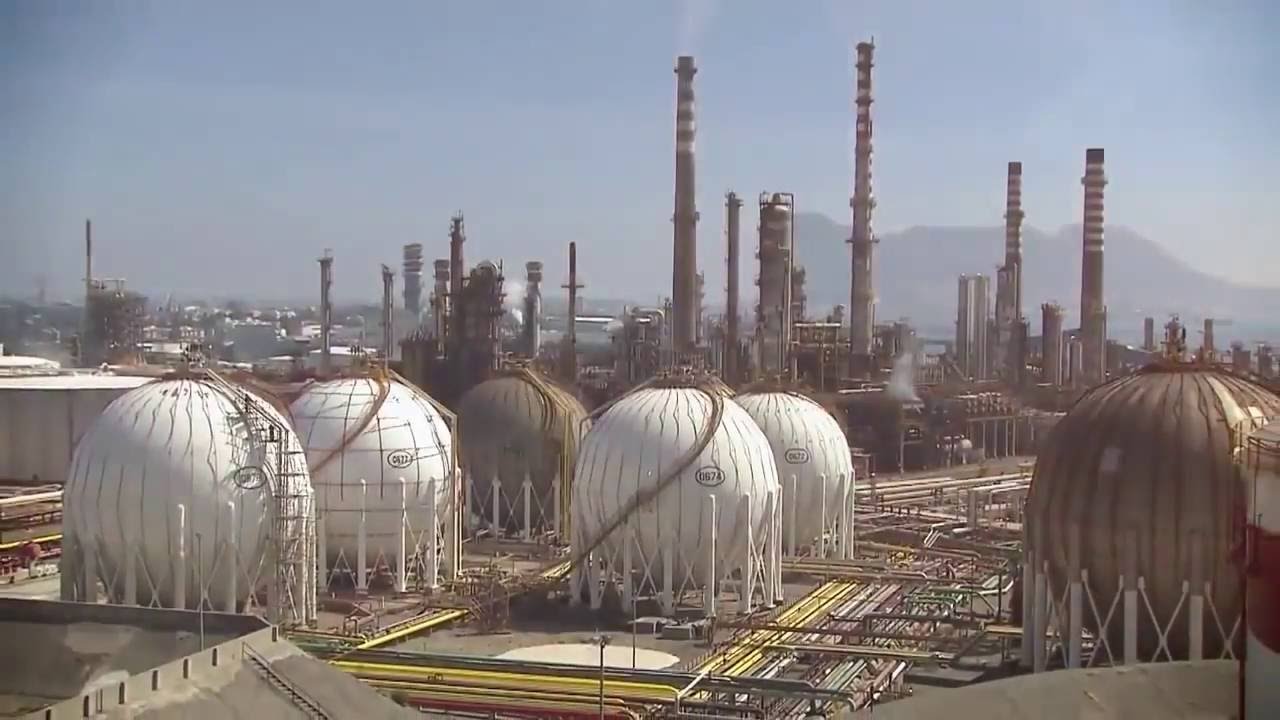 How does an oil refinery work How is crude oil transformed into everyday usable products HD, 720p