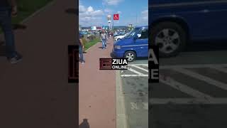 VIDEO: Scene de groază de la măcelul de luni din parcarea de la mall - Zeci de romi s-au bătut cu bâte și cuțite 1 video