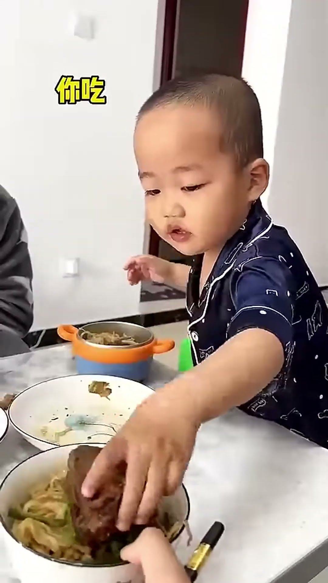 小米宝太懂事了，把碗里的肉给妈妈吃，太贴心了！#Cute baby#Cute#呆萌小米宝#聪明宝宝#萌娃#整蛊#测试