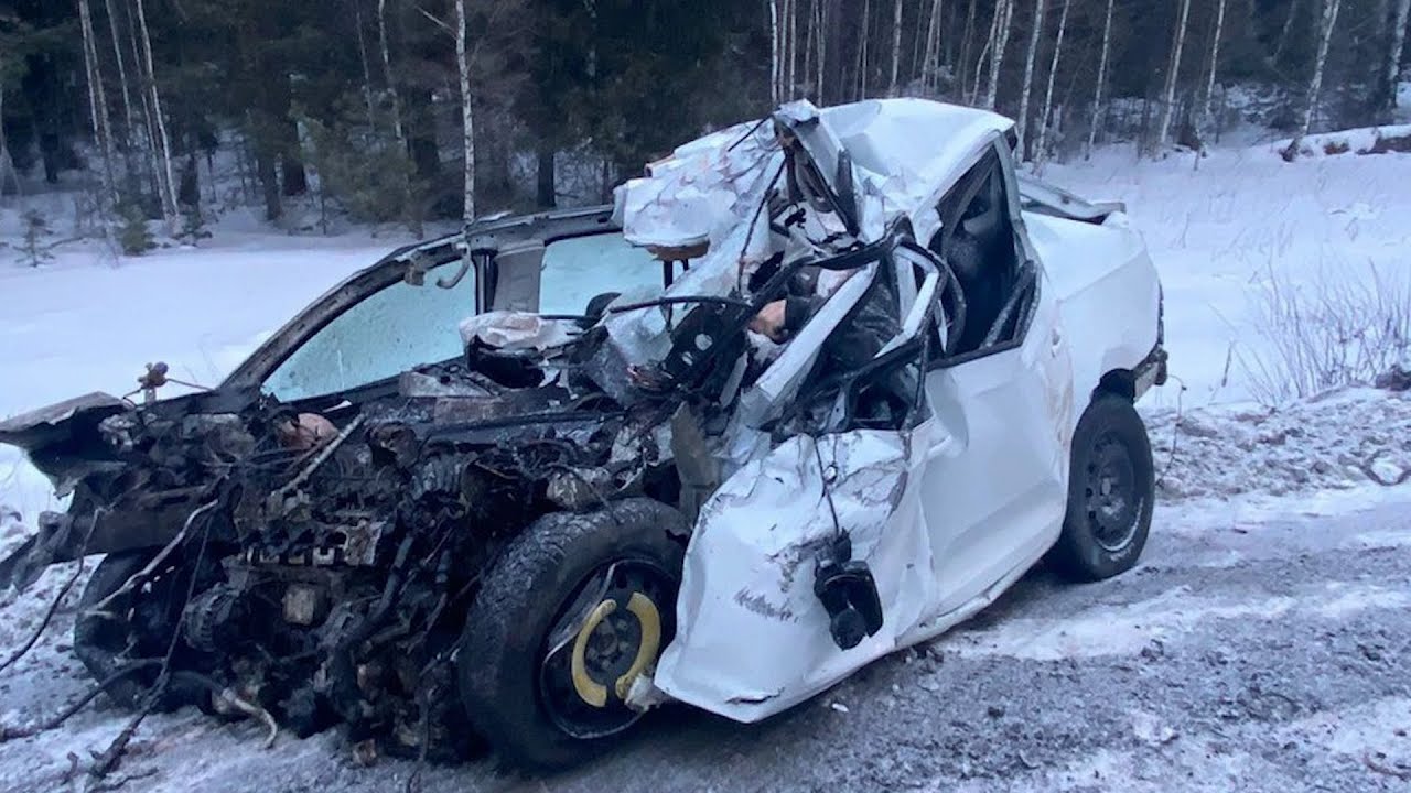 Таксист на "докатке" вылетел во встречную фуру - YouTube