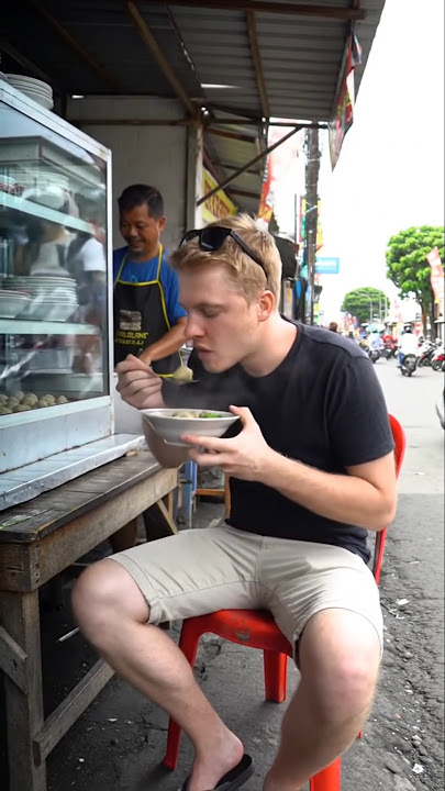Bule Lahap Makan Bakso Di Warung Pinggir Jalan Kota!