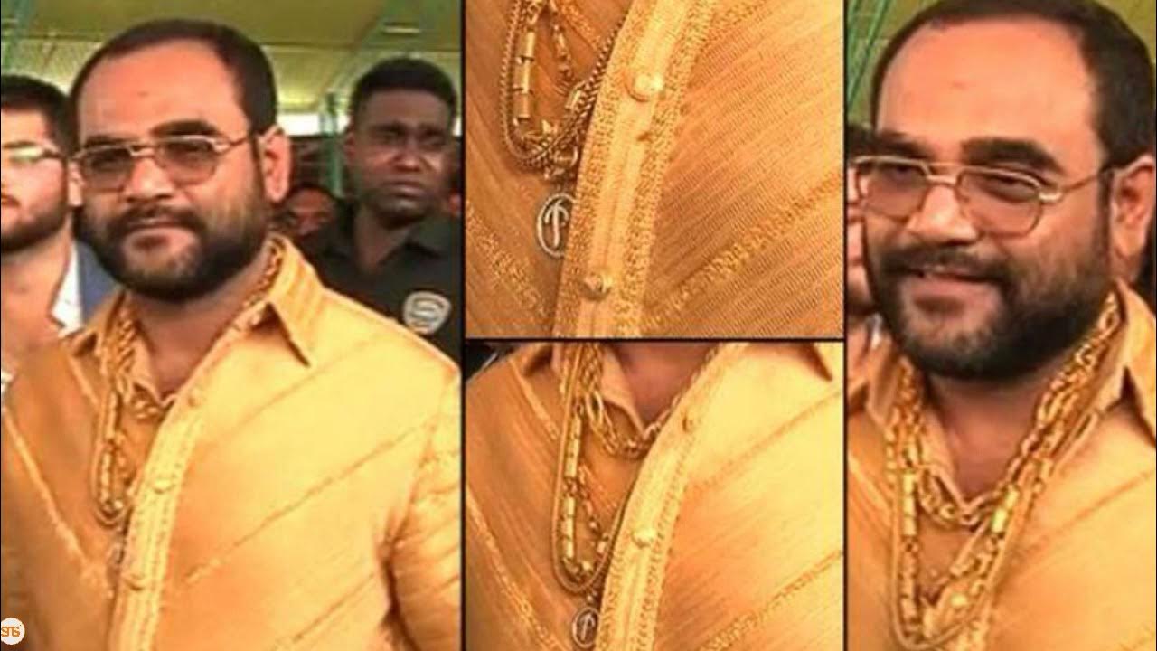 индус в золоте