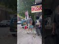 Gringos se llevan productos de un Oxxo sin pagar