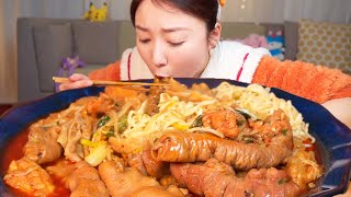 Xiaoyu makes marinated fat sausage at home  which is fragrant and glutinous  and it is really enjoy