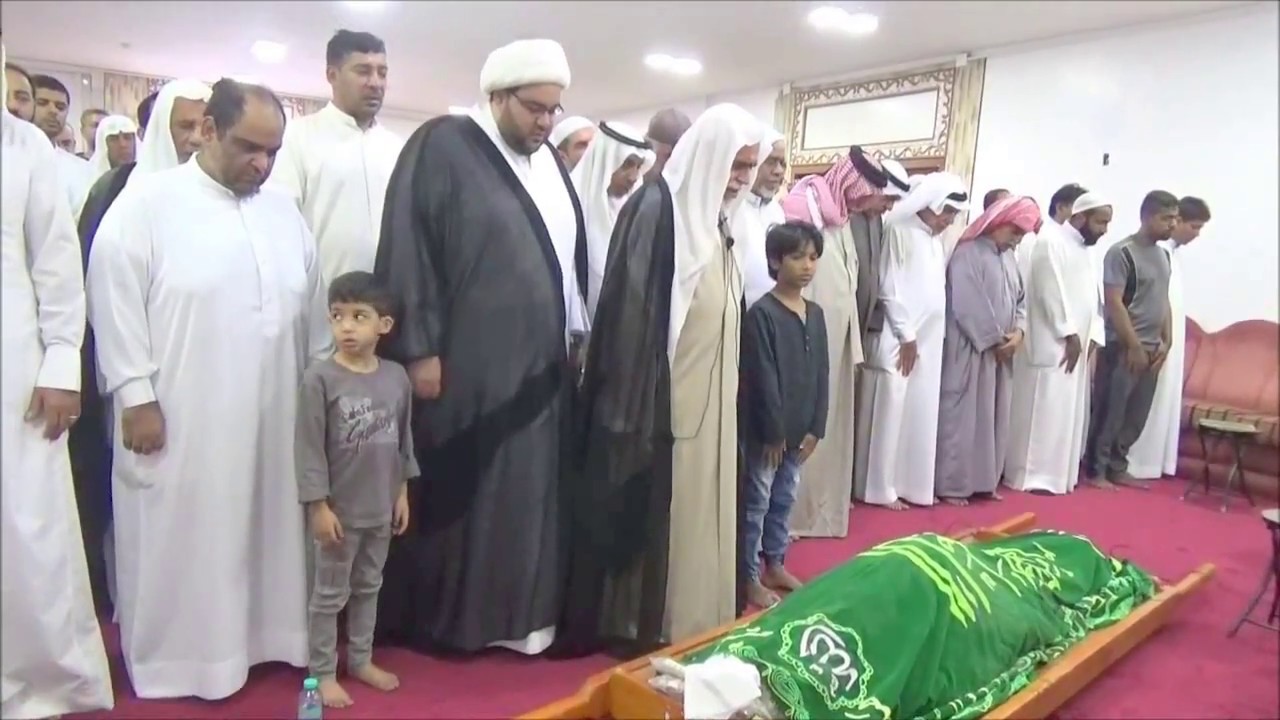 العلامة السيد هاشم الخباز يؤدي الصلاة على جنازة المرحوم الحاج عبدالله جواد الغمغام رحمه الله