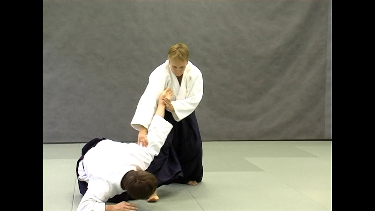 Ushiro ryote dori ikkyo (omote) Справочник техник айкидо Aikido