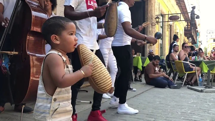 Little Cuban boy steals the show in Old Havana! "Dancing in Cuba" - DayDayNews