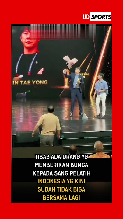 Momen tiba-tiba ada yang ngasih bunga ke Shin Tae-yong #timnasindonesia