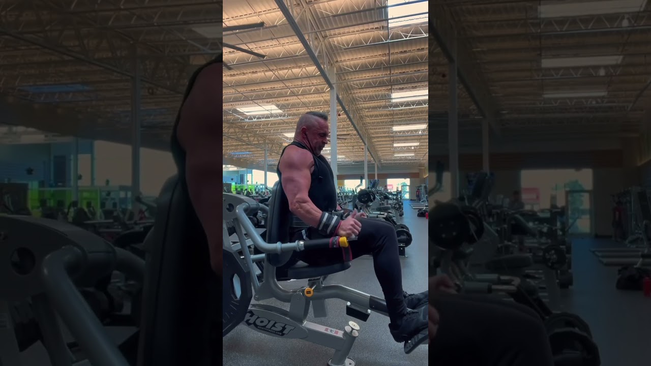 Try this variation of the dip to isolate your tricep even more #triceps #dips #workout