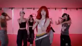 yuqi 'freak' dance video
