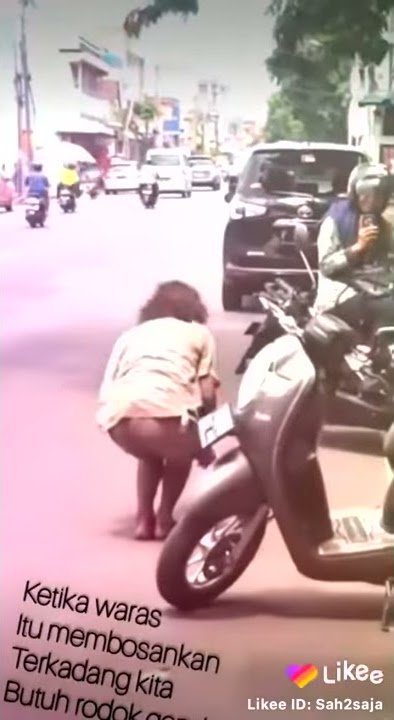 Orang gila joget  di jalan