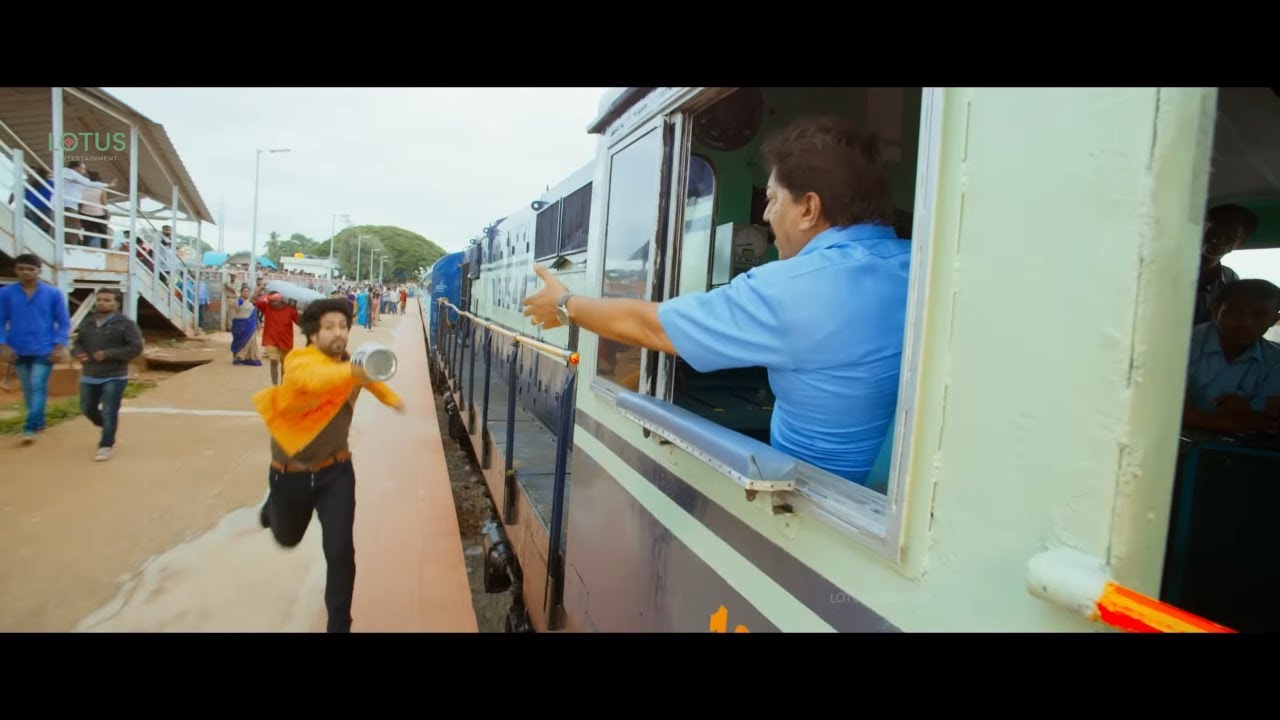 Yash Chases Train to Give Lunch Box to Father | Santhu Straight Forward Kannada Movie Part 3