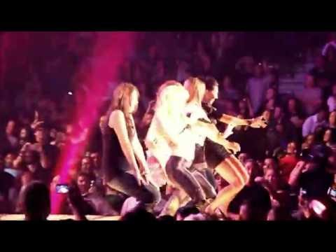 A Shakira se le sale una teta en pleno concierto