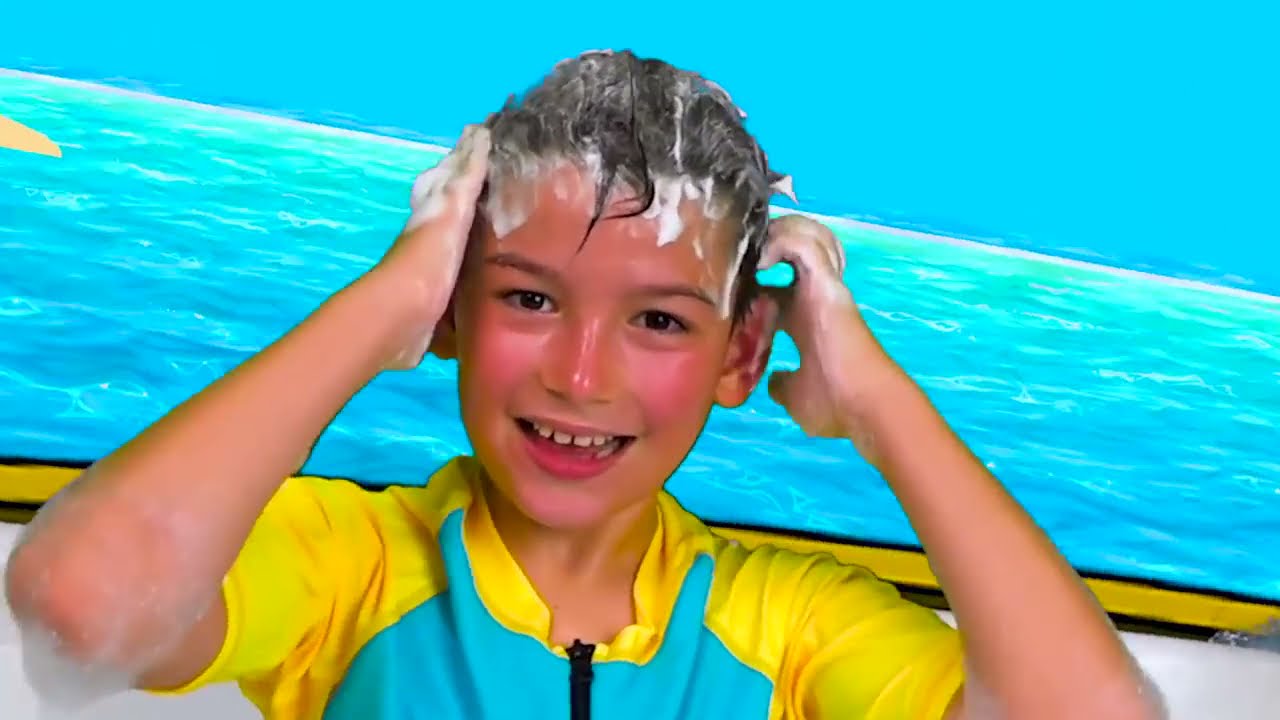 Sasha and Max play with inflatable pool toys and sing a song for the bath - super Kid TV