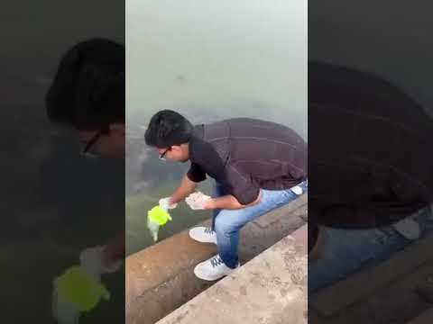 भूख सबको लगती है बस कोई कह सकता है कोई सिर्फ़ देखा सकता है