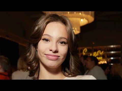 Ұзын әтештегі керемет сұлудың кискасы Жіңішке пениса үлкен басы