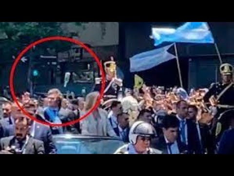 EL VIDEO DEL BOTELLAZO QUE LE TIRARON AL PRESIDENTE JAVIER MILEI CUANDO IBA CAMINO A LA ROSADA