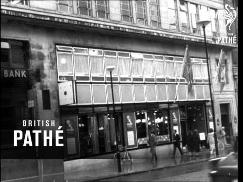 duke-of-edinburgh-presents-awards-at-design-centre-(1960)