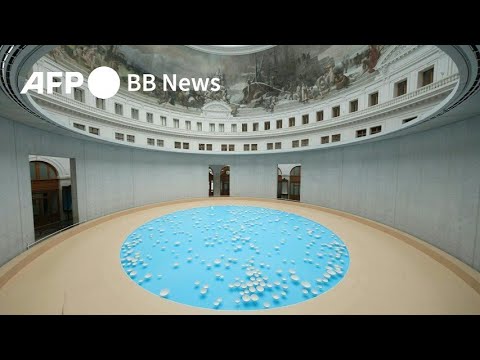 水の流れで白磁のボウルが奏でる音の芸術 フランス（2025年6月