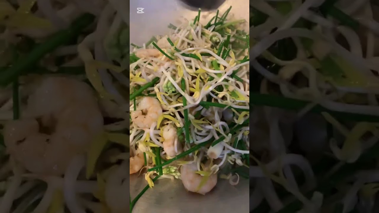 Fried shrimp 🍤 with bean sprouts and garlic chives 