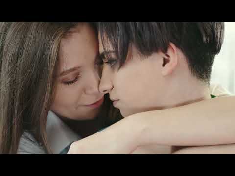 Pretty lesbians kissing 