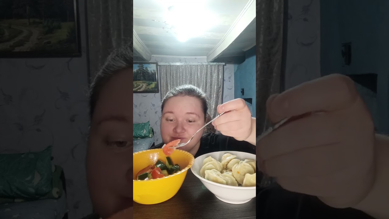 Мукбанг пельмени с курицей/овощной салатик