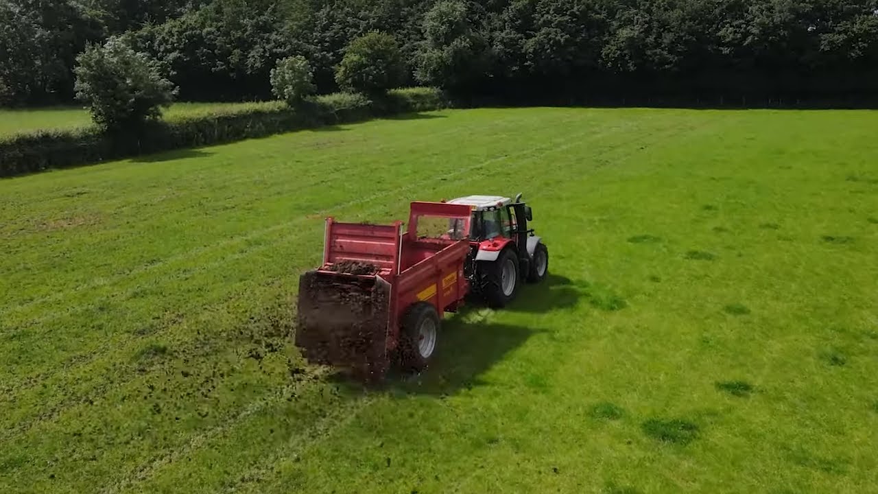 MASSEY FERGUSON 7715S + TEAGLE TITAN 9 SPREADING MUCK!