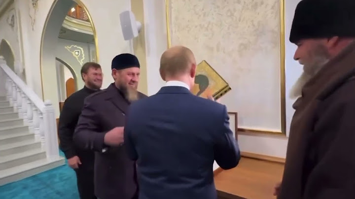ПУТИН ПРИ ПОСЕЩЕНИИ НОВОЙ МЕЧЕТИ В СТОЛИЦЕ ЧЕЧНИ ПОЦЕЛОВАЛ "КОРАН"
