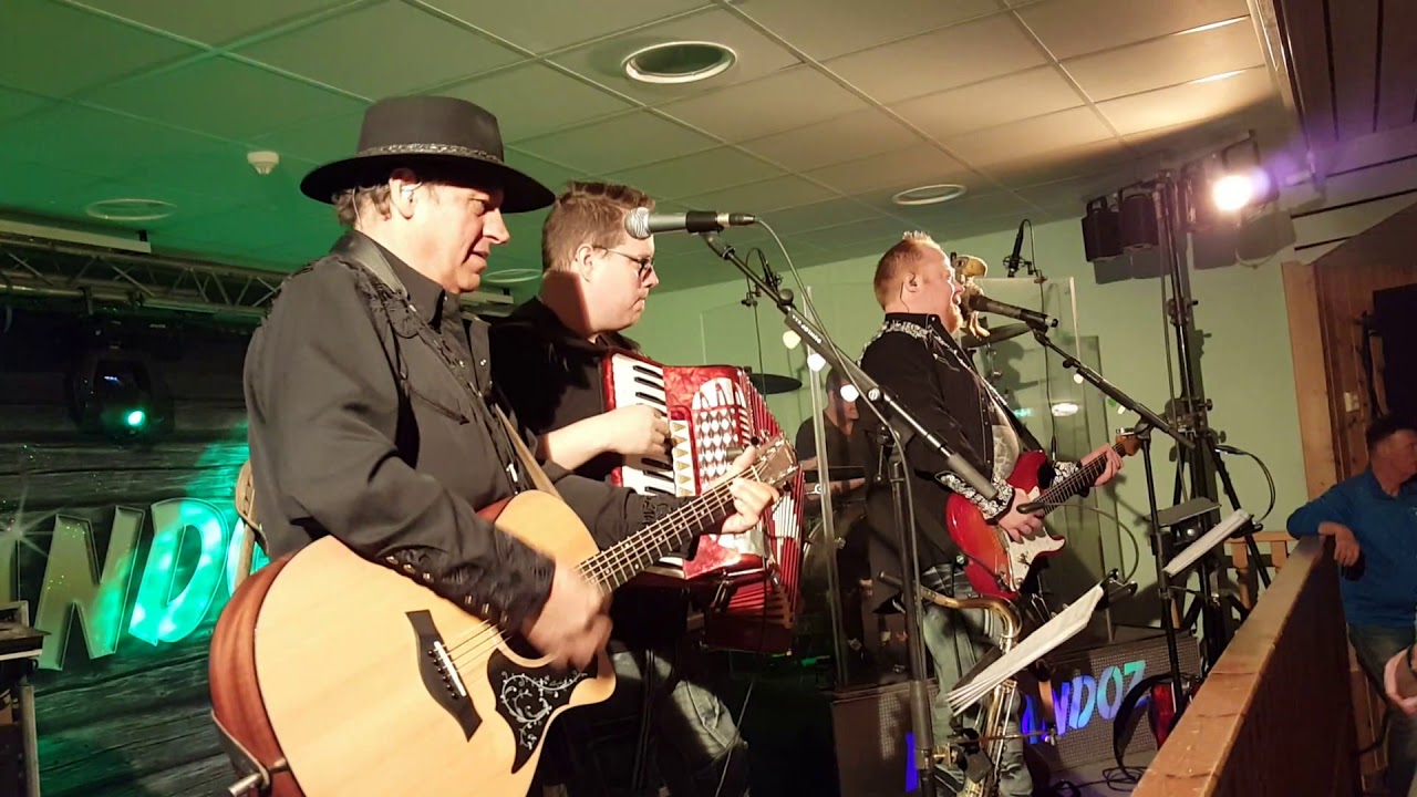 FERNANDOZ på Bergviks-Parken 4 maj 2018 Hålligång Killar KRAMIZ :-)