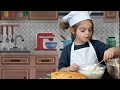 Elisa mutfakta kek yapti. Kalıptan cikarabildi mi?Elisa heeft een taart gebakken in de keuken.