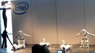 CeBIT 2011: танцующие роботы на презентации Intel