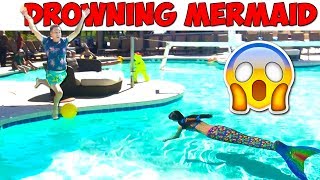 Mermaid almost drowns! | FinFun Mermaid Girl 🌈😲🦄