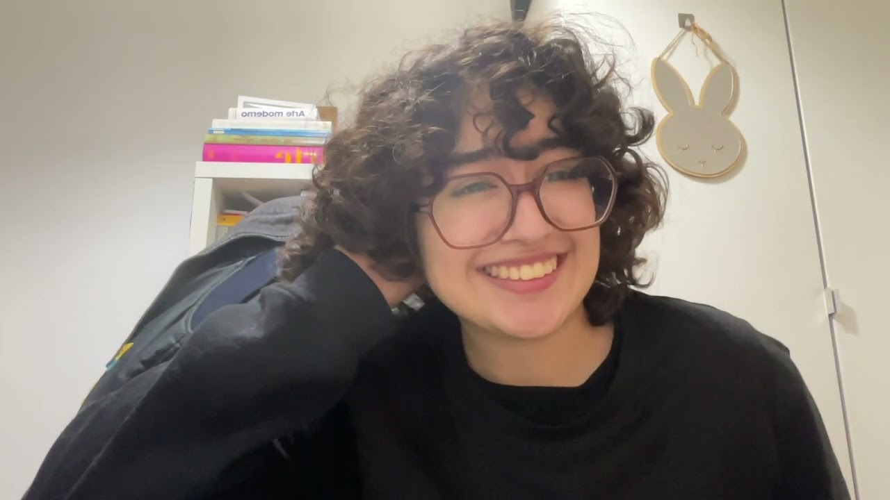 Estudiante de bellas artes se dedica a hablar al vacío porque sí