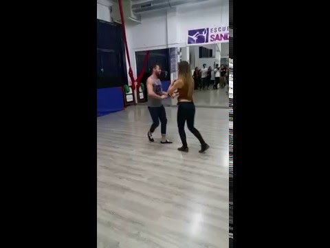 Adán y Sandra. Salsa en línea básico defensa y justicia