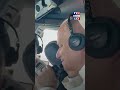 Le pape Léon XIV dans le cockpit avec les pilotes de son vol vers Barcelone ｜TF1 INFO