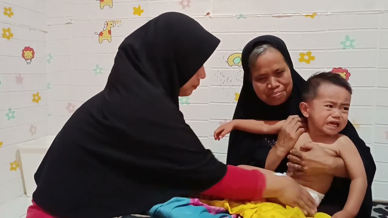 AZKA URUT RUTIN DI BU ELLA BIAR GAK PEGEL LAGI😁⚽||#urutanak #tukangurut #uruttraditional