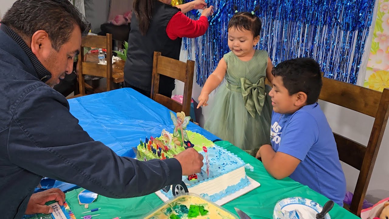 Les muestro quien es la amiga que nos trae el pastel para la fiesta de alvaro y ainara