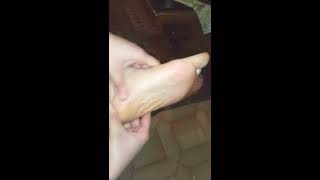 Masajeando me los pies /massaging my feet