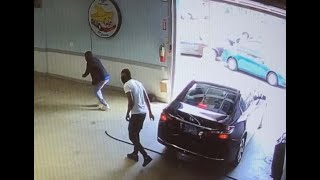 Auto thieves strike at a Chicago car dealership