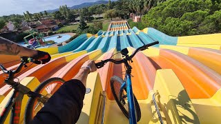 JE RIDE UN PARC AQUATIQUE 💧😱 screenshot 1