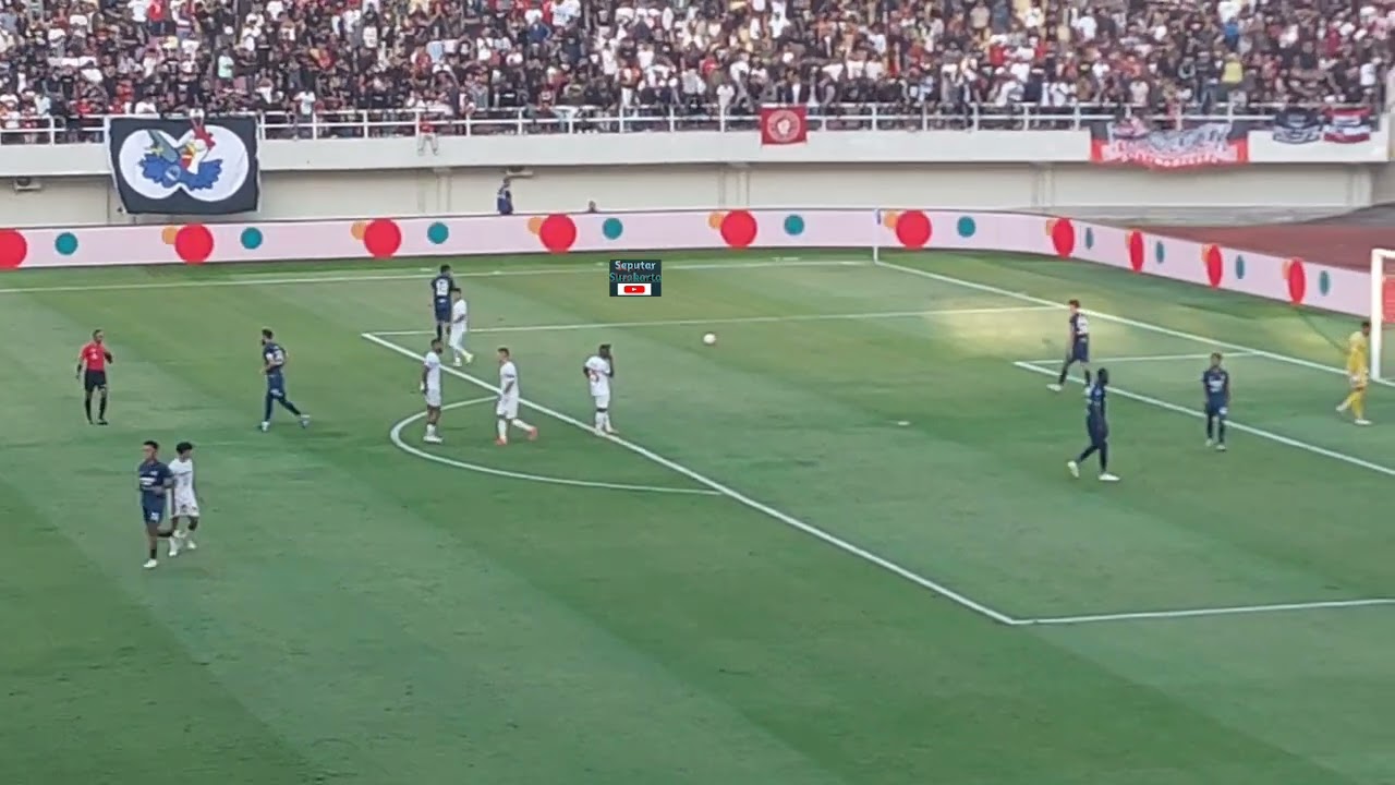 Ribuan Suporter Cegat Bus Pemain Persis Solo di Manahan, Nyalakan Flare Rame2, Menang 1-0 Persita