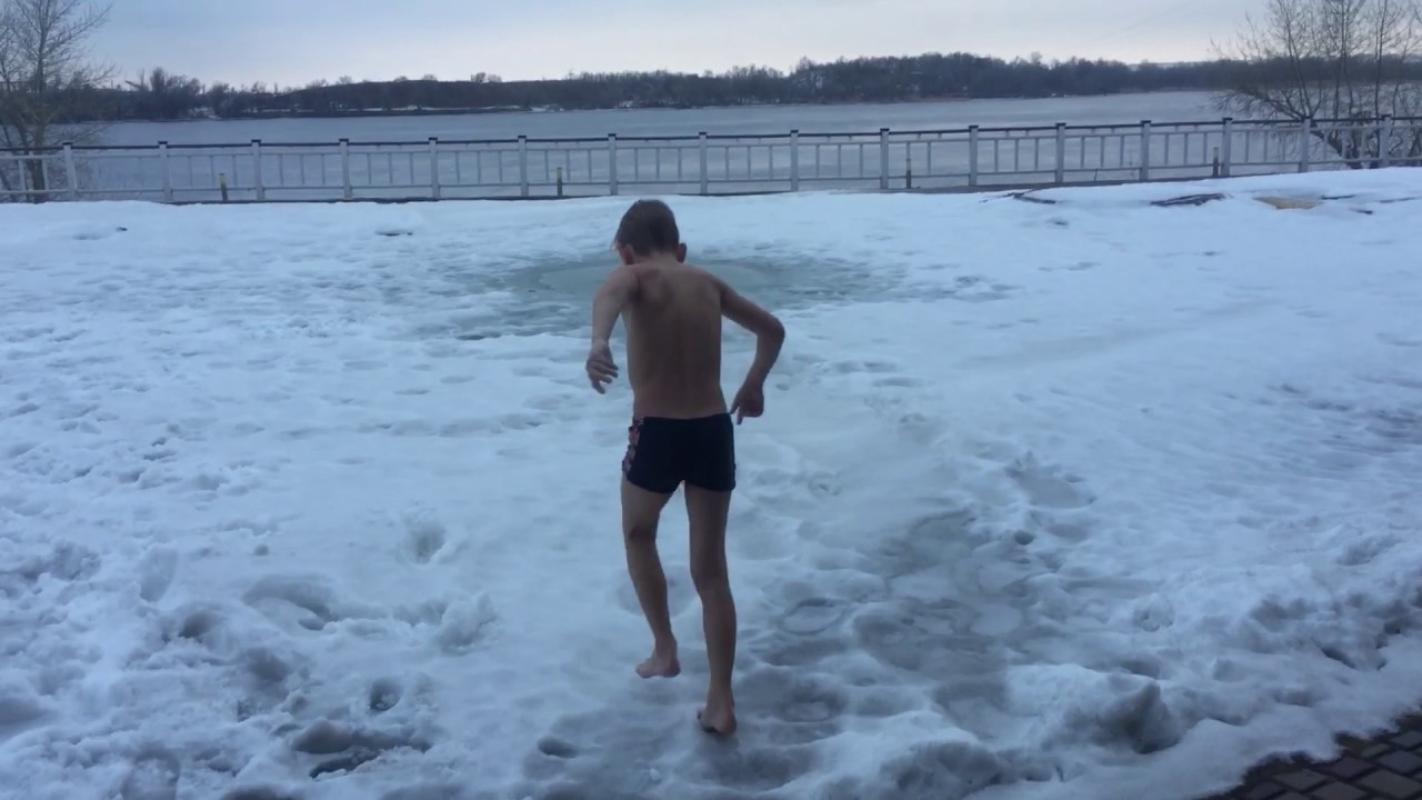 Парни купаются видео. Купание в снегу. Парень купается в снегу. Мальчик купается зимой. Мальчики закаляются зимой.