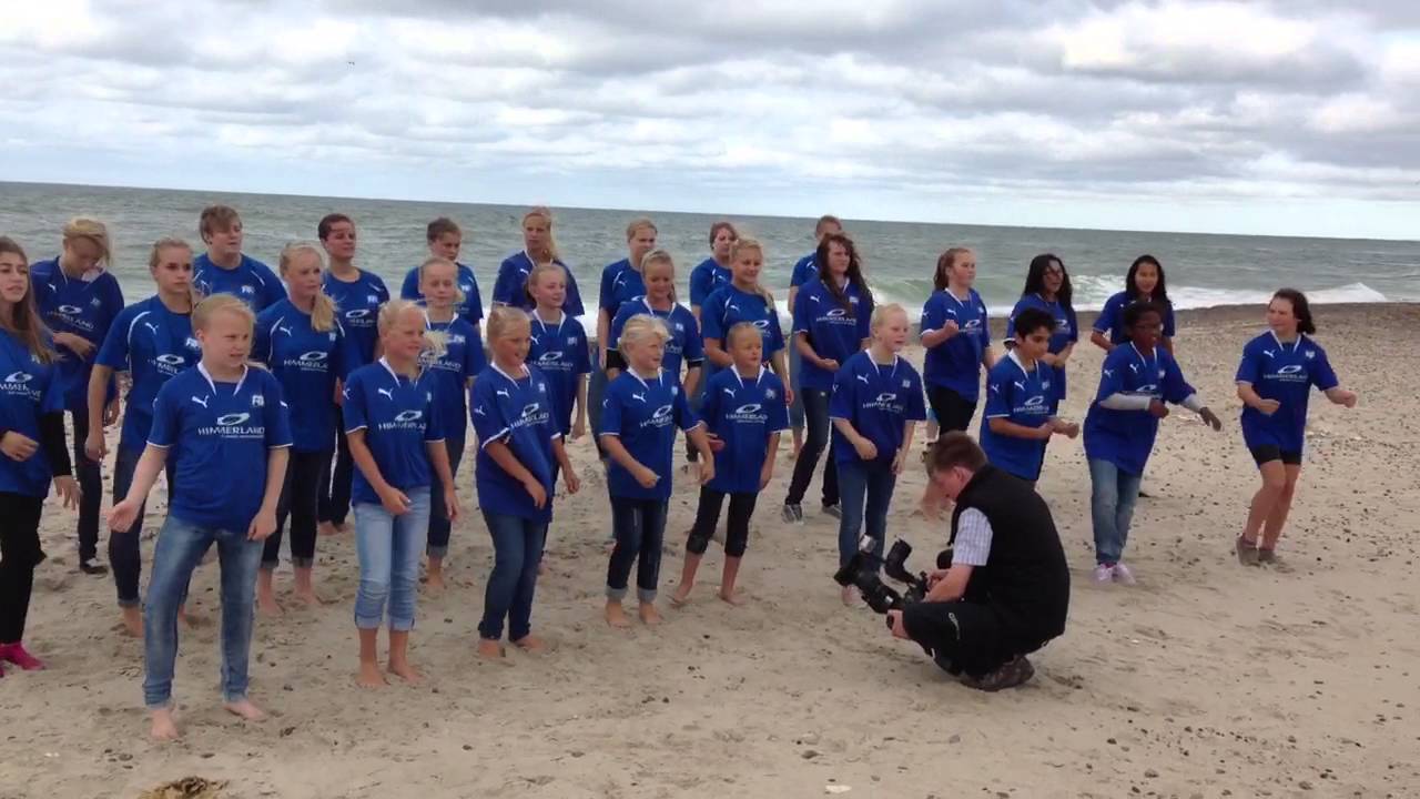 Optagelser af FIF Håndboldsang på stranden