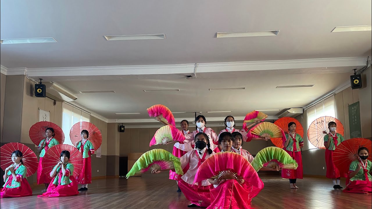 Tari kipas dan payung Pendewasaan Cinta Kasih Tzu Chi 2023