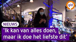 De 16jarige Anna Is Actief Als Vrijwilliger  Bij De Kerstspoorbaan In De Intratuin