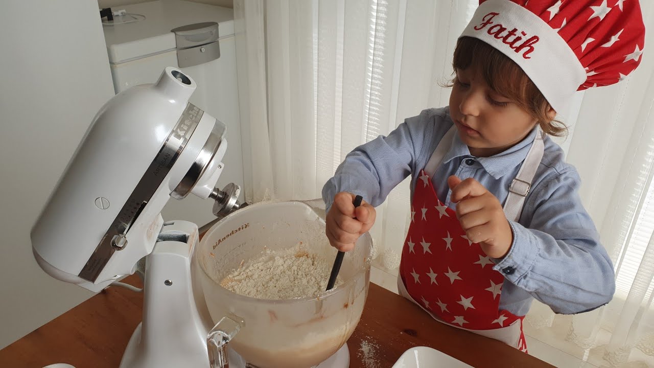 Fatih Selim pişirdiği havuçlu keki sütle beraber yiyor.