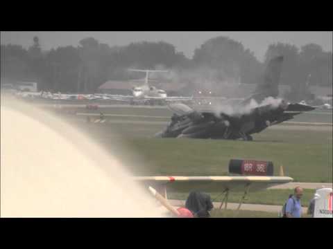 F16 Crash Oshkosh EAA AirVenture 2011 HD(1080p)