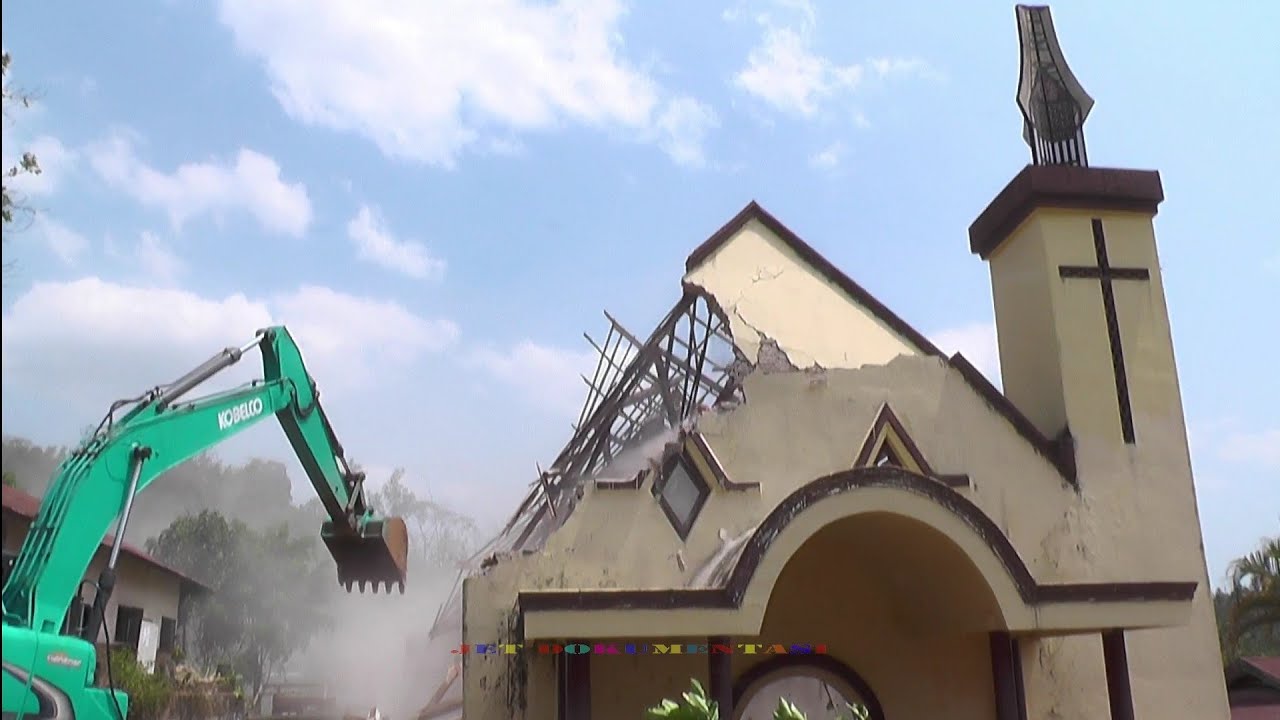 Dirobohkan Gedung Gereja Toraja jemaat Rantelemo Untuk di Renovasi