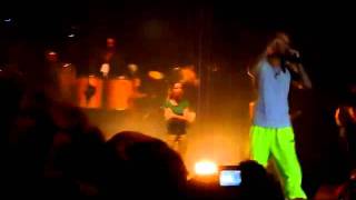CALLE 13 LLEGO 6 HORAS TARDE A CONCIERTO Y es PIFEADO POR PUBLICO